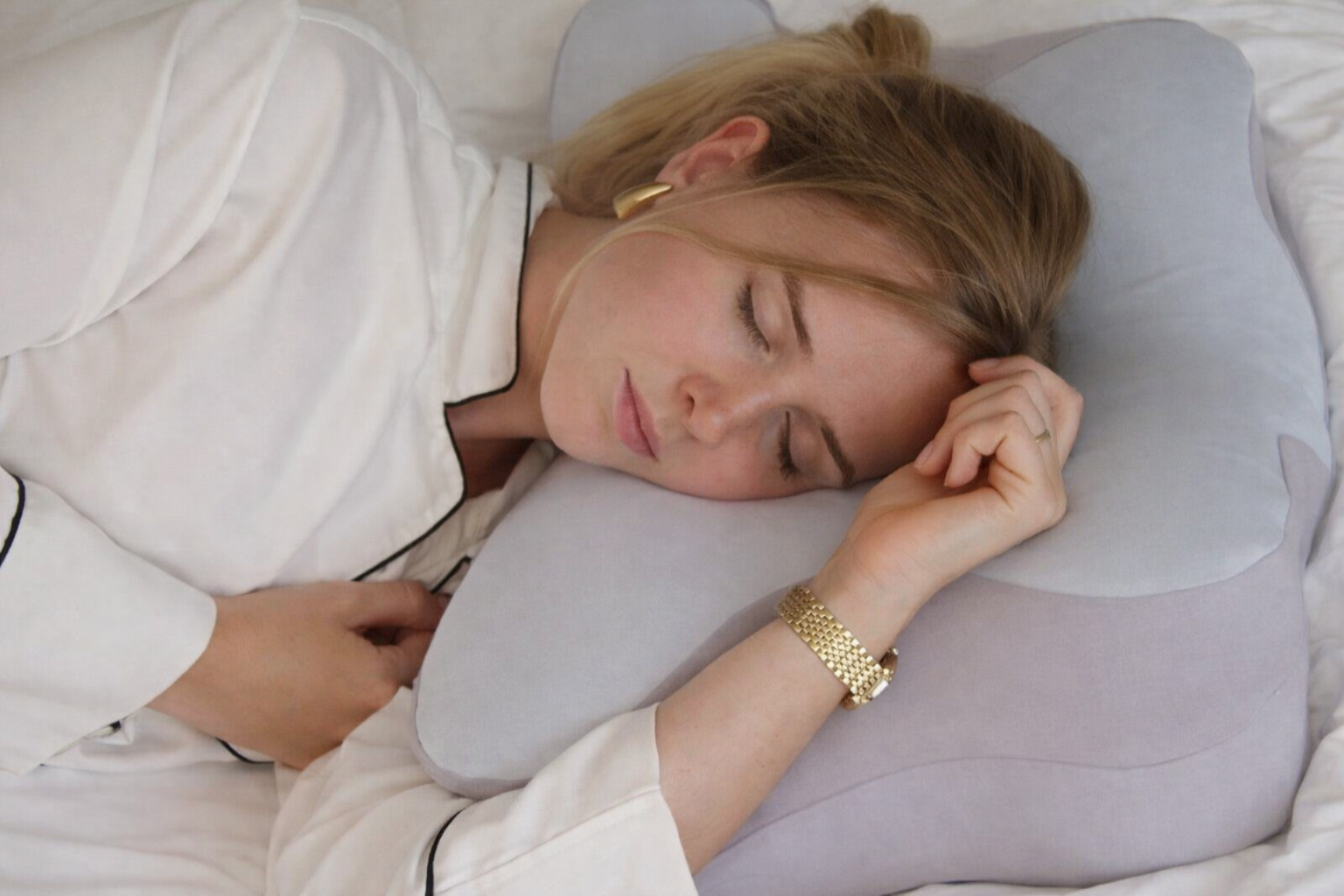 Vrouw slaapt op haar zij op PillowPlush Original